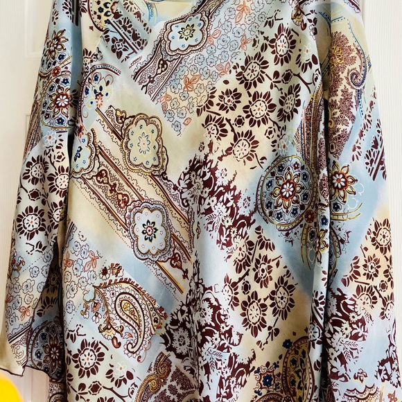 WOMEN’S COLD SHOULDERS BEAUTIFUL TOP SIZE 2X. SOFT FEMININE, COLORFUL FLORALS - Picture 12 of 16